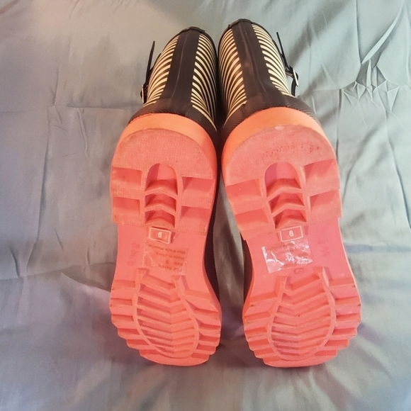 JOURNEE COLLECTION "Settle" Rain Boot in Stripped Black & Cream with Coral Sole - Picture 12 of 16